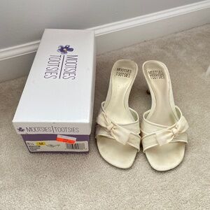 Ivory Bow Mobestone Sandel Heels